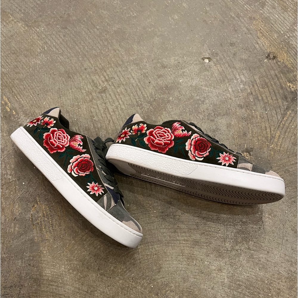 EUC Johnny Was Camo Floral sneakers size 8